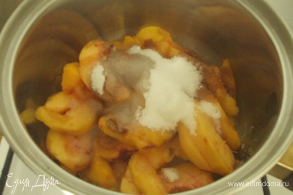 В кастрюльку выкладываем персики, добавляем лимонный сок, корицу и сахар. Перемешиваем и доводим до кипения.