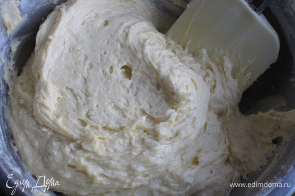 Муку просеять с разрыхлителем и солью ,добавить в тесто.