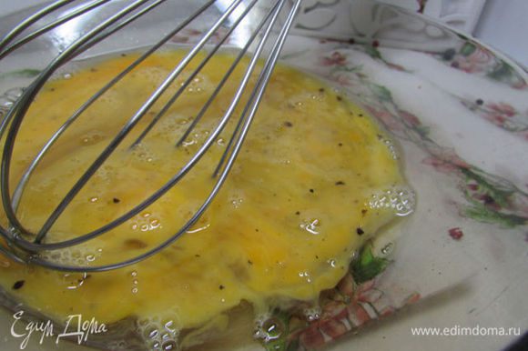 В другой тарелке слегка взбить яйца с солью и перцем.