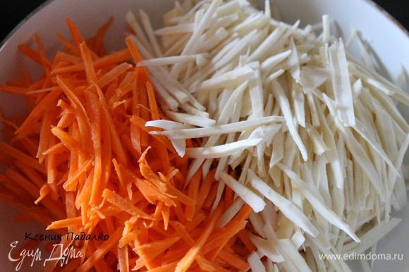 Морковь и корень пастернака нарезать тонкой соломкой.