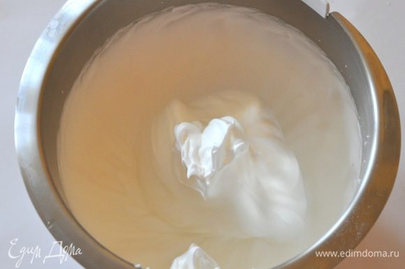 Печем миндальный бисквит. Для этого: взбить белки с щепоткой соли, постепенно добавляя сахар до устойчивых пиков.
