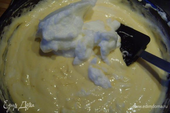 Вмешайте молоко с желатином в сырную массу, затем введите взбитые сливки и в конце поэтапно взбитые белки.