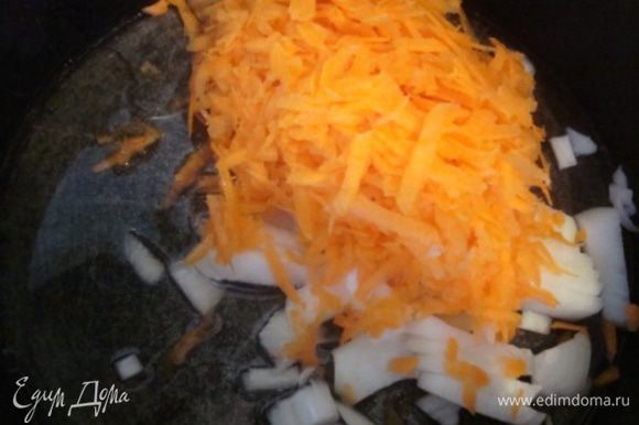 Морковь трем на крупной терке. Лук режем кольцами или кубиками. В сковороду добавляем раст. масло и делаем зажарку. Сильно ужаривать не надо - хватит до прозрачности лука.