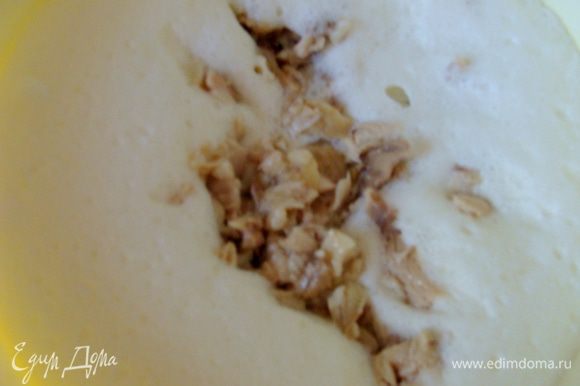В сливочно-сырную массу добавить отварную курицу, порезав филе на мелкие кусочки. Тут я использовала все мясо кроме грудки.