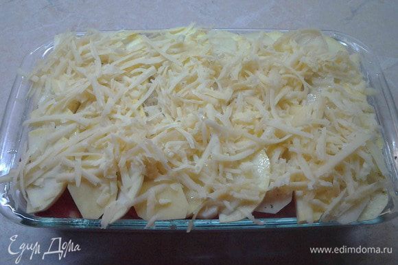 Сыр натереть на крупной терке и посыпать верх запеканки. Поставить в духовку и запекать 40 минут.