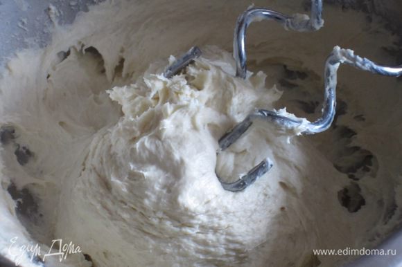 Холодное сливочное масло нарезать кусочками и растереть с мукой в крошку.Влить ледяную воду и замесить однородное тесто.