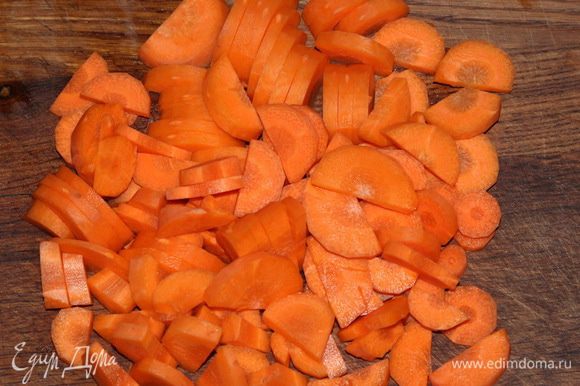 Овощной бульон доводим до кипения и отправляем туда лук с чесноком и имбирем. Даем покипеть 2 минутки. Морковь нарезаем и отправляем готовиться в бульон. Готовим до готовности моркови. Как только она станет легко прокалываться вилкой - готово.
