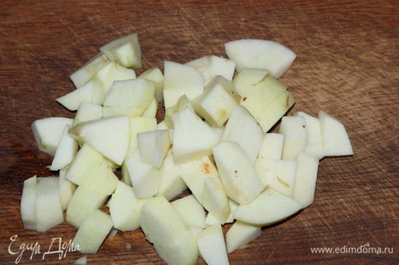 Очищаем яблоки, нарезаем, добавляем в суп и готовим буквально минутки 3-4.