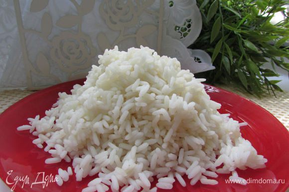 Отварить рис.