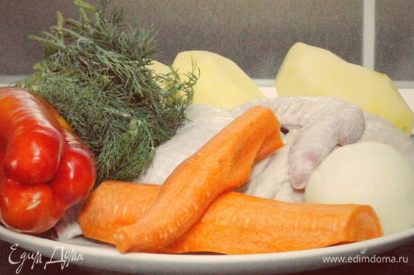 Подготавливаем продукты. Для супа нам необходимы: половина курицы, лук, морковь, перец болгарский, картофель, зелень, специи. Для лапши: яйцо и мука.