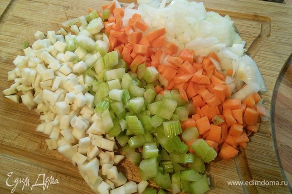 Корешки и лук нарубить кубиком. Корешки могут быть любые, лук, морковь, петрушка, пастернак, сельдерей корневой и черешковый.