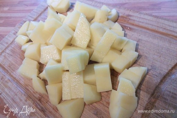 Картошку нарезать кубиком и добавить в суп, варить до готовности картофеля.