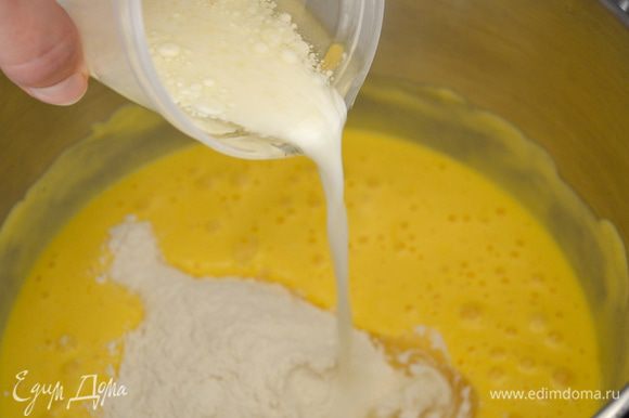 Во взбитую яичную массу попеременно добавить сухие ингредиенты и молоко с растительным маслом (в моем случае, арахисовое). Аккуратно все перемешать до однородности.