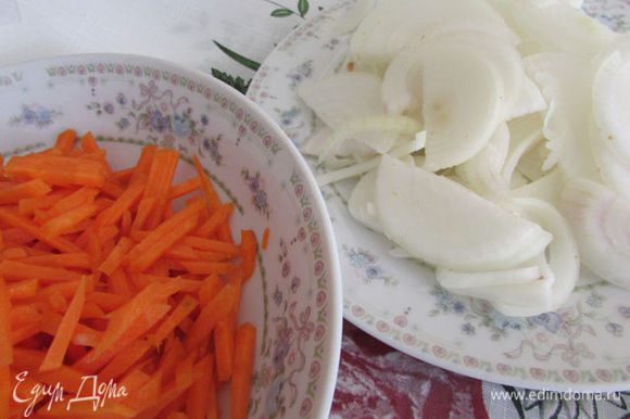 Лук и морковь почистить. Морковь натереть на терке соломкой, лук нарезать полукольцами.