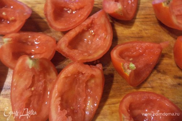 Крупные твёрдые помидоры разрезать на 4 части. Чайной ложкой удалить мякоть и семена.