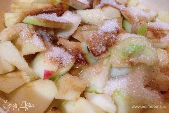 Для начинки: Яблоки вымыть,очистить,нарезать небольшими ломтиками.Добавить сахар,корицу и обжарить на сливочном масле минут 7-10.Дать начинке остыть.