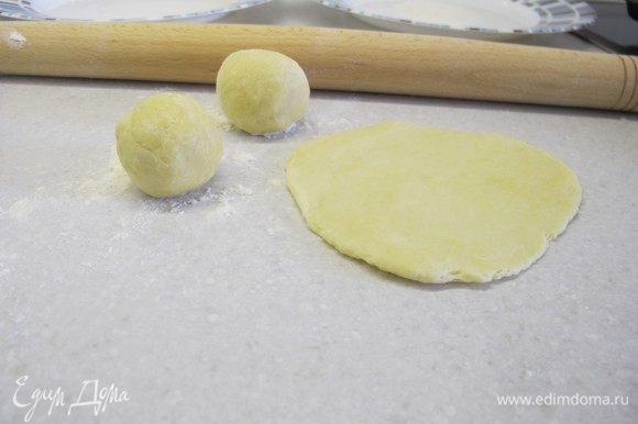 Тесто разделить на 24 кусочка, скатать из кусочков шарики, припылить их немного мукой и раскатать из них лепешки толщиной 3-4 мм.