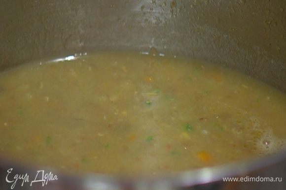 Готовый суп взбить погружным блендером так, чтобы остались небольшие кусочки.