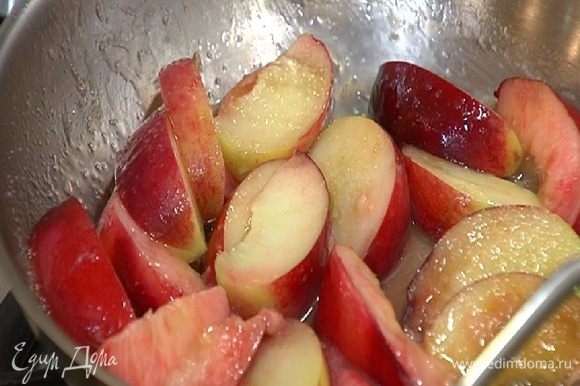 Поместить персик и нектарин в сковороду, добавить 1 ст. ложку сахара и 1 ч. ложку сливочного масла и закарамелизировать фрукты.