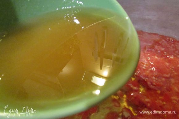 Измельченные помидоры и чеснок вылить в большую с ровным широким дном кастрюлю. Влить уксус, растительное масло, добавить соль, сахар, довести до кипения.
