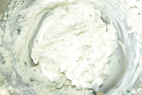Взбить миксером йогурт, брынзу, мелко порубленную зелень 10 грамм (укроп, петрушку) в крем.