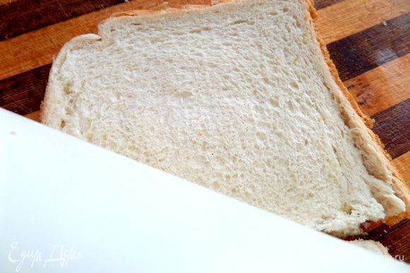 Переворачиваем на доске сыром вниз и плотно раскатываем хлеб скалкой.