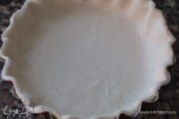 Слоеное тесто тонко раскатать и вырезать круги диаметром 12 см.Выложить тесто в тарталетки диаметром 10 см.