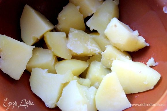 Собираем горшочки: на дно насыпаем картошечку.