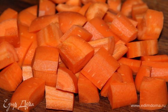 Ставим воду на огонь, морковь очищаем и нарезаем крупными кусочками. Как только вода закипит, отправляем туда морковь и готовим 20 минут на слабом кипении.