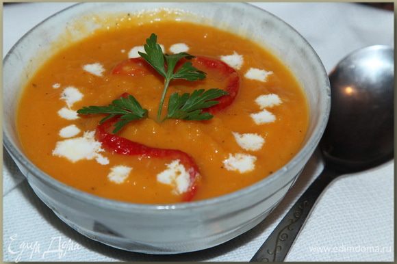 В порцию супа добавляем сливки (помним, что каротин хорошо усваивается только с жирами), украшаем на ваш вкус, можно и без украшательств обойтись, и приглашаем всех к столу. Смачного!