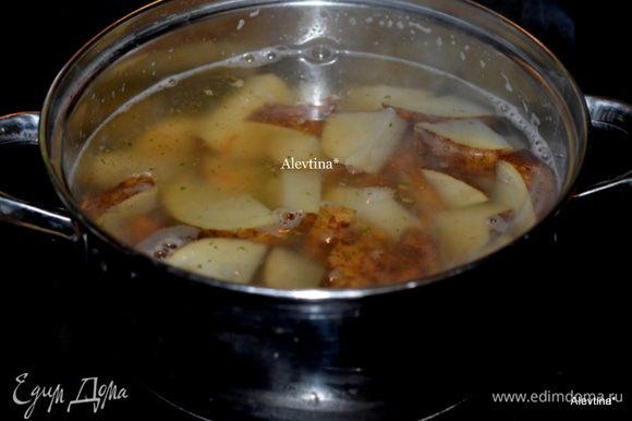 Картофель выложить в кипящую соленую воду на 5 мин. Затем воду слить.