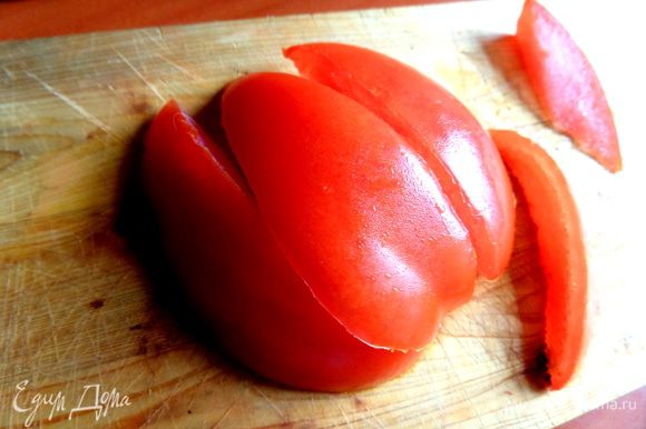 Делаем тюльпан из половинки помидора: делим её на 3 дольки,подрезаем уголки типа лепестков цветка.