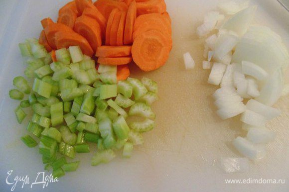 Лук и сельдерей порезать мелко, морковь - колечками.