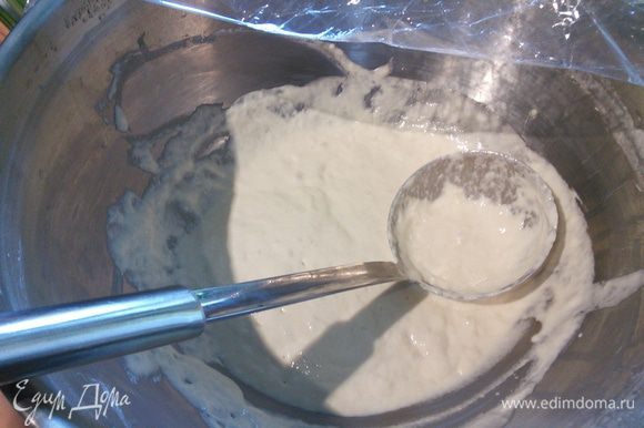 Муку просеять, смешать с дрожжами, сахаром. Воду смешать с молоком (Елена советует брать молоко обезжиренное), подогреть и смешать с мучной смесью, чтобы не было комков. Муки может понадобиться больше, тесто должно быть консистенции сметаны. Поставить тесто на 2 часа под плёнкой в тёплое место на расстойку. Затем добавить гашеную соком лимона соду и соль, вымешать.