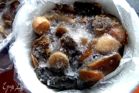 Теперь о заморозке грибов: Чистые промытые грибы крупно нарезаем,опускаем в кипяток и провариваем минут 5. Заранее готовим порционную посуду,например,пиалы,в которые ставим обычный продуктовый пакетик.