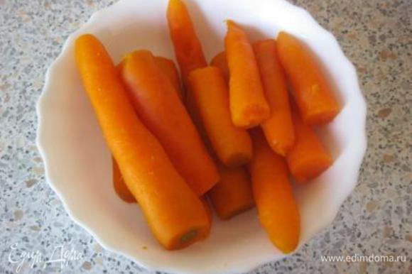 Морковь отварить или запечь в духовке, очистить и пюрировать. Остудить. Нам нужен один стакан морковного пюре ( стакан - 250 мл).
