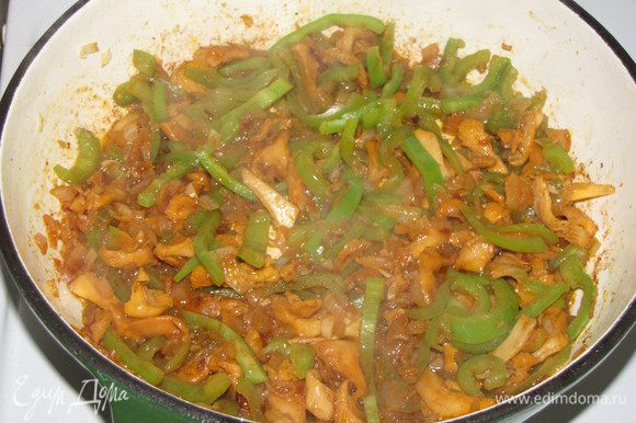 Добавить перец и грибы и жарить на сильном огне 8-10 минут. Влить уксус и готовить еще 2 минуты.