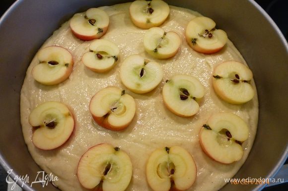 Выливаем тесто в форму ( у меня разъемная, 23 см в диаметре). Поверх выкладываем половинки яблок, слегка вдавливая их.