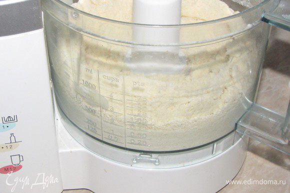 Приготовить тесто. В чаше кухонного комбайна соединить муку, соль, размягченное сливочное масло. Взбить до состояния хлебной крошки.