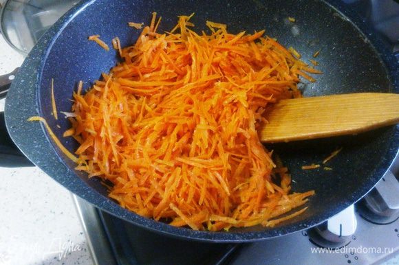 Распустить в сковороде остальные 50 г сливочного масла и потушить на нём морковь до полуготовности.