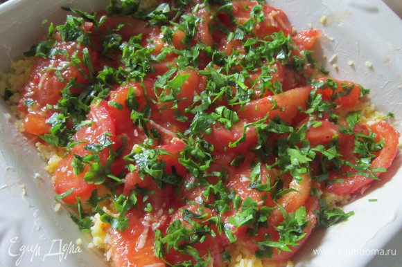 Форму для запекания смазать маслом, выложить 1/2 кукурузной каши, на кашу выложить томаты, посыпать половиной нарезанной петрушки.