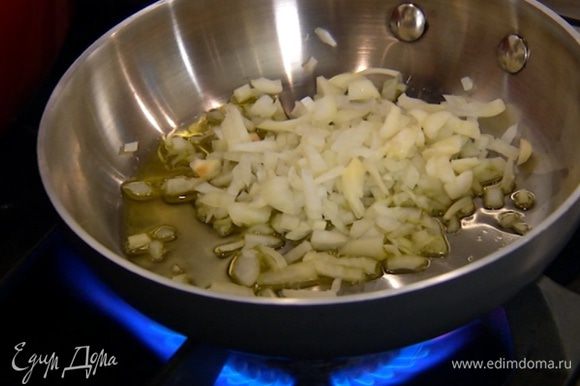 Разогреть в сковороде растительное масло и обжарить лук и чеснок.