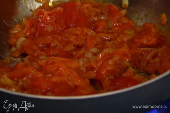 Консервированные помидоры выложить в сковороду к овощам, перемешать, немного прогреть и снять с огня.
