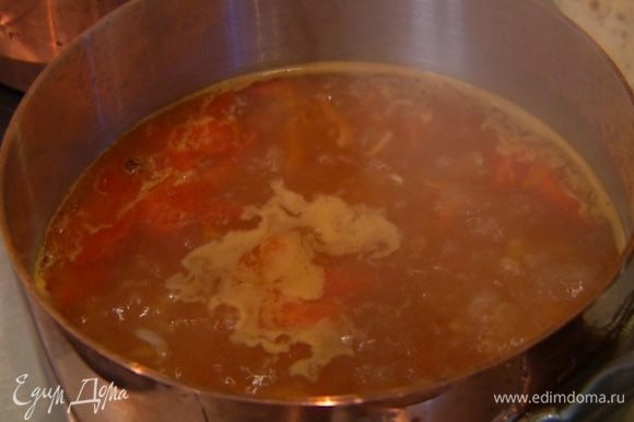Обжаренные овощи добавить в суп и варить до готовности перловки.