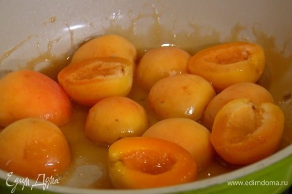Разогреть в сковороде сливочное масло, добавить сахар, зернышки кардамона, влить кленовый сироп, выложить половинки абрикосов и закарамелизировать их.