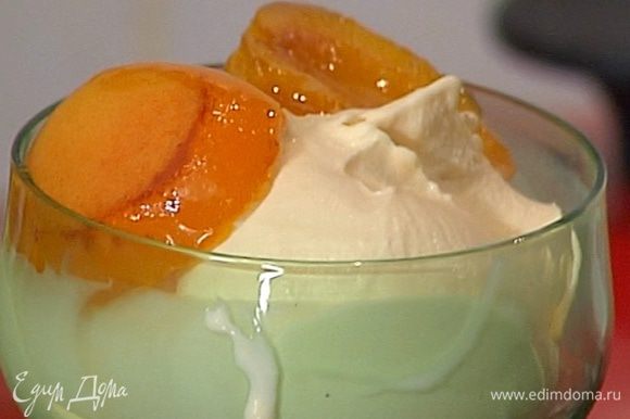 Подавать мороженое с карамелизированными абрикосами.