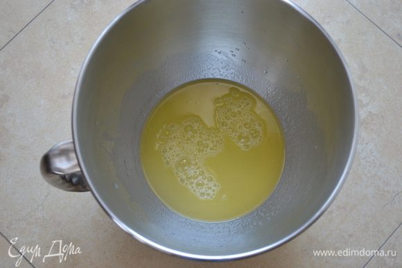 Сливочное масло растопить. В миску влить теплую воды, добавить масло, сахар и соль. Перемешать.