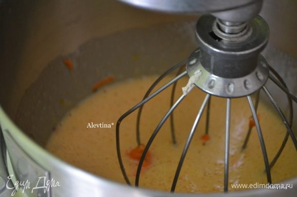 Добавить растительное масло, протертую морковь крупного размера, сливу, орехи фундук измельченные, перемешать.