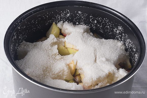 Складываем яблоки в кастрюлю, засыпаем сверху сахаром (не перемешивая) и оставляем на сутки.
