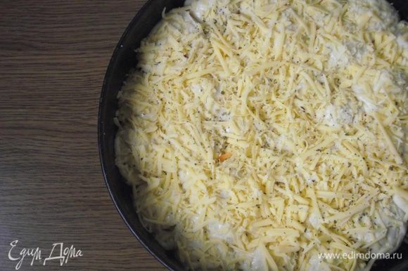 Пирог увеличился в объеме, натереть сверху сыр и отправить запекаться в духовку на 40-45 минут до золотистого цвета.